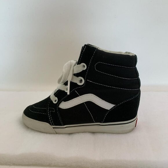 Classic and cool, these black - Picture 1 of 7